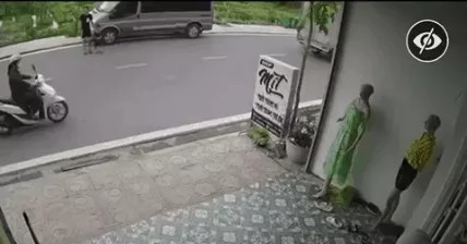 Xe máy tông vào cháu bé chạy sang đường: Ai là người có lỗi?