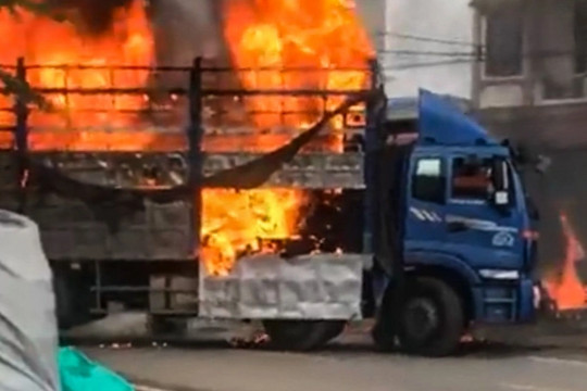 Tài xế lái xe tải đang cháy: 'Tôi liều vì nhiều người đang ăn sáng gần đó'