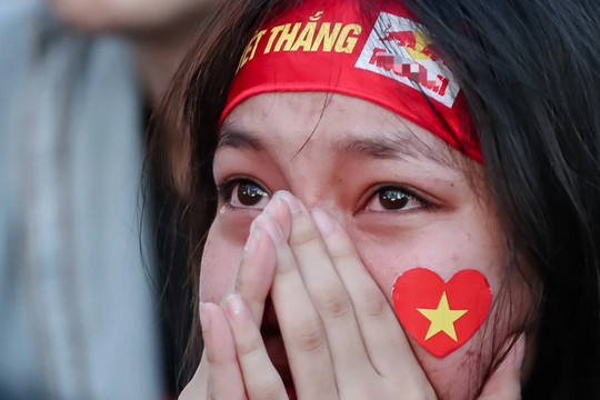 Cổ động viên TPHCM bật khóc trước trận thua của đội tuyển U22 Việt Nam