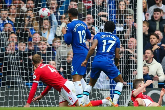 Tottenham tan mộng dự Champions League, Chelsea yên tâm trụ hạng