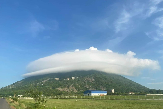 Mây thấu kính lại xuất hiện tại đỉnh núi Bà Đen