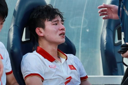 Cầu thủ U22 Việt Nam khóc nức nở sau trận thua