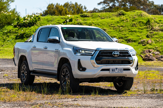 Toyota Hilux vừa tái xuất đã liên tục lọt top bán chậm