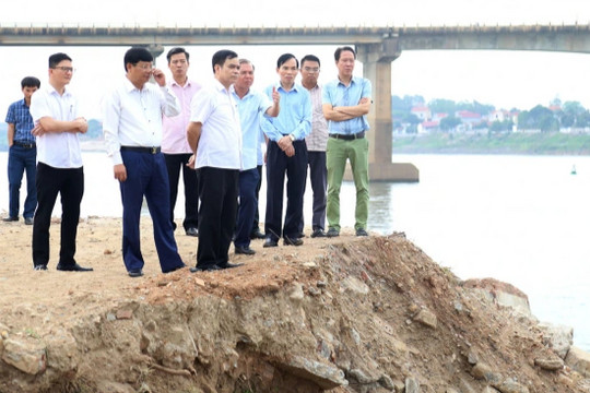 Sạt lở bờ sông Đà 'uy hiếp' cuộc sống của 150 hộ dân ở Phú Thọ
