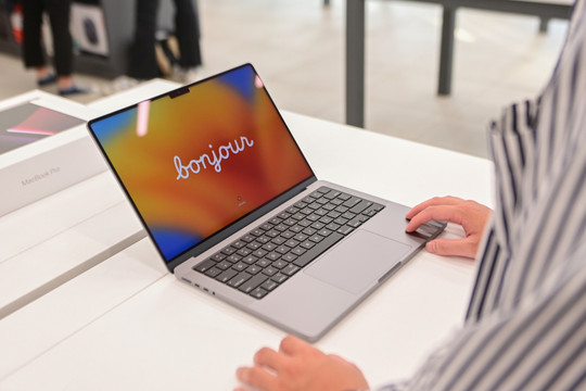MacBook Pro mới ra mắt giảm gần 11 triệu đồng sau hơn 2 tháng