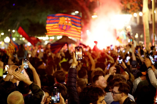 Biển người ăn mừng Barcelona vô địch La Liga