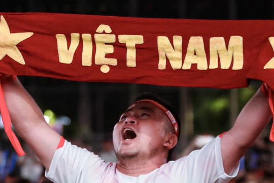 Người dân TPHCM vỡ òa khi tuyển nữ Việt Nam giành HCV SEA Games