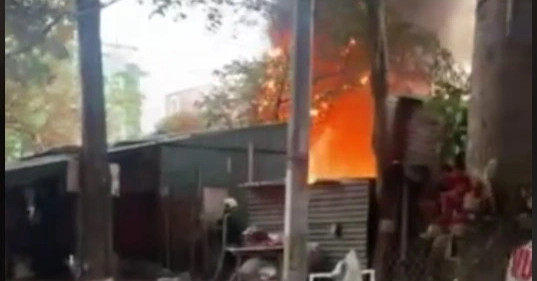 Cháy dãy nhà tạm ở Hà Nội