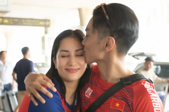 Phan Hiển ôm hôn Khánh Thi trở về từ SEA Games 32