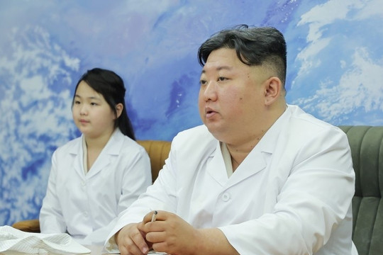Ông Kim Jong Un cùng con gái thị sát căn cứ vệ tinh do thám