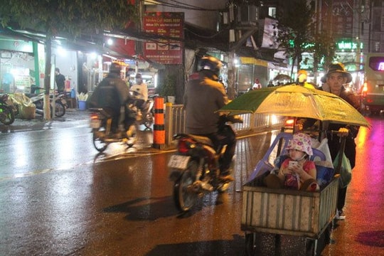 Hai ông cháu lầm lũi mưu sinh trong đêm