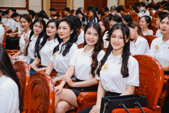 Hoa hậu Nông Thuý Hằng đồng hành cùng cuộc thi sinh viên thanh lịch ĐH Kinh tế Quốc dân