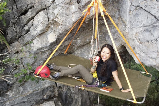 Cô gái Hà Nội đu dây dựng lều, ngủ 'lơ lửng' trên vách đá ở Lạng Sơn