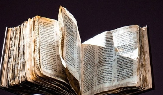 Bộ Kinh thánh Do Thái cổ xưa trở thành cuốn sách đắt nhất thế giới
