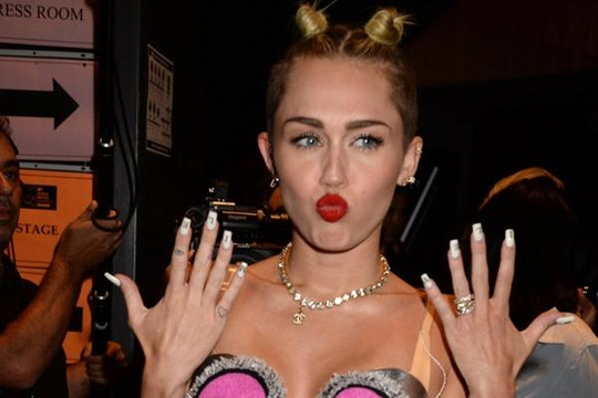 Miley Cyrus trải lòng về khoảng thời gian bị 'ném đá' vì phong cách nổi loạn