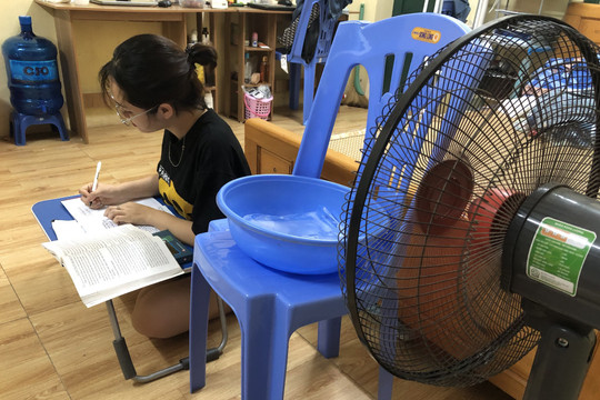 Sinh viên Hà Nội 'vật lộn' với nắng nóng