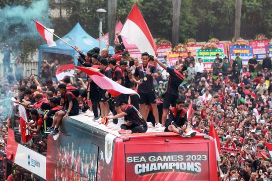 Màn diễu hành ăn mừng của U22 Indonesia gây tranh cãi