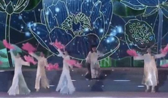 Hoa hậu Thiên Ân ngã dúi dụi khi diễn áo dài trên sóng trực tiếp