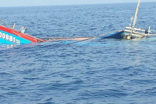 Tàu cá của ngư dân Quảng Nam bị tàu sắt tông chìm