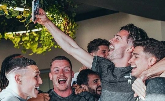 Cầu thủ Man City reo hò ăn mừng chức vô địch sau trận thua của Arsenal