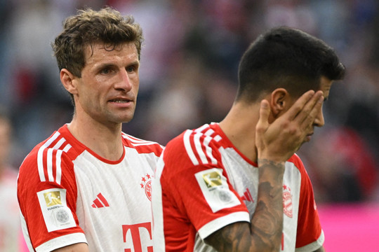 Thua ngược Leipzig, Bayern lâm nguy trong cuộc đua vô địch