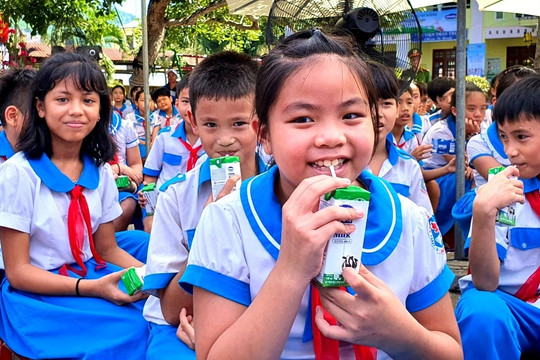 Cả năm học sinh không được uống sữa học đường vì Sở tắc trách?