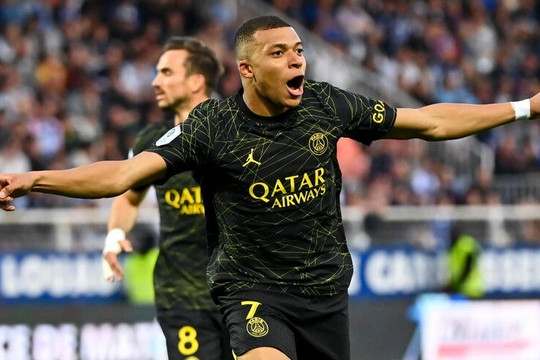 Mbappe lập cú đúp giúp PSG sáng cửa đăng quang ngôi vương Ligue 1