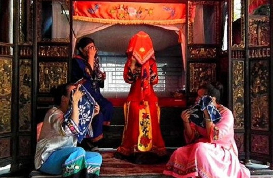 Phong tục cô dâu khóc 1 tiếng/ngày cả tháng trước đám cưới ở Trung Quốc