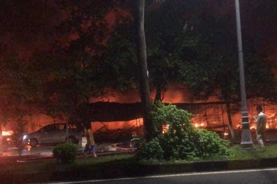10 ki ốt, 2 ô tô bị cháy rụi ở khu chợ 'chui': Không có trách nhiệm cán bộ?