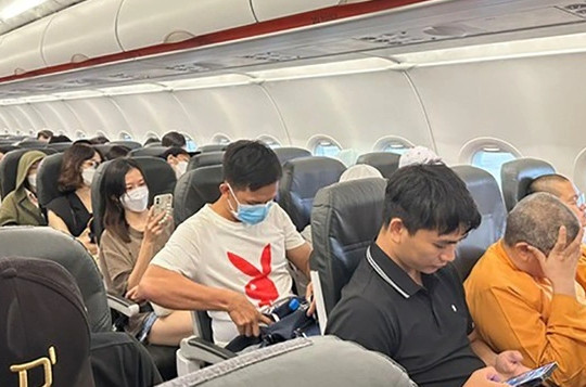 Nhiều chuyến bay từ Tân Sơn Nhất bị chậm khi bước vào mùa mưa
