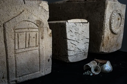 Phát hiện hang chôn cất những chiếc quan tài 1.850 năm tuổi ở Israel