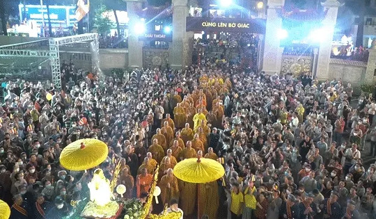 Hàng nghìn người dân tham gia rước kiệu mừng lễ Phật đản tại TPHCM
