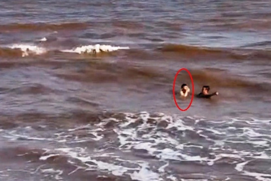 Cứu 2 thanh niên bị sóng cuốn trôi khi tắm biển ở Nam Định