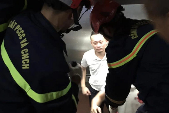 Cảnh sát dùng xà beng cạy thang máy giải cứu 2 người mắc kẹt