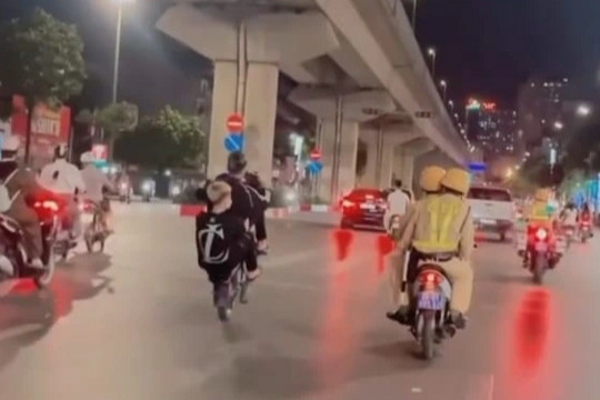 'Quái xế' bốc đầu xe máy trước mặt CSGT Hà Nội