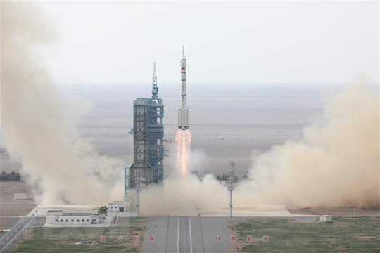 Trung Quốc lần đầu cho phép phi hành gia dân sự lên trạm Thiên Cung