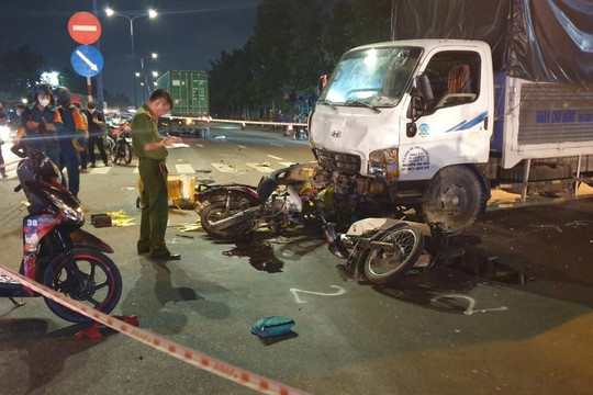 Ô tô tải tông hàng loạt xe máy dừng đèn đỏ, 3 người thương vong