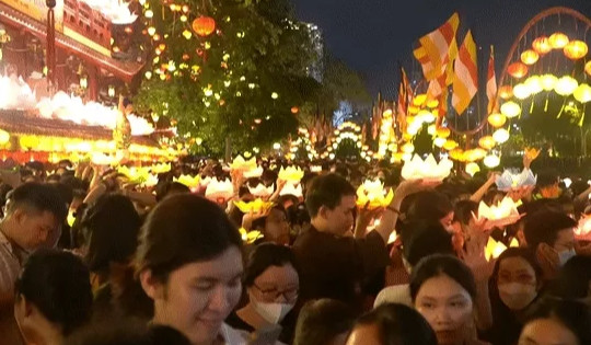 Hàng nghìn người dân chen chân thả đèn hoa đăng mừng lễ Phật đản tại TPHCM