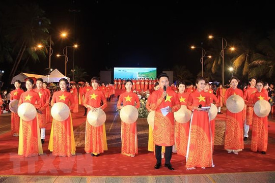 Lễ hội tôn vinh áo dài Việt Nam tại Festival Biển 2023
