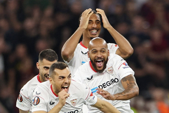 Sevilla vô địch Europa League sau loạt penalty cân não