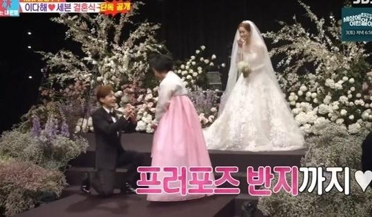 Se7en quỳ gối nói 1 câu với mẹ Lee Da Hae giữa hôn lễ, khiến bà rơi nước mắt