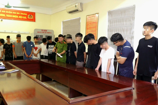 Tạm giữ 20 quái xế cầm hung khí náo loạn trên phố, vô cớ chém người ở Hà Nội