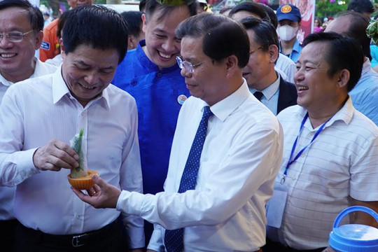 Chủ tịch Khánh Hòa mời du khách ăn nem nướng, bún cá, gỏi cá mai