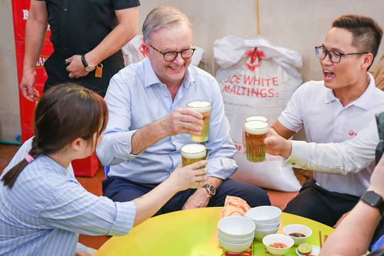 Thủ tướng Australia ăn bánh mì, uống bia hơi vỉa hè ở Hà Nội
