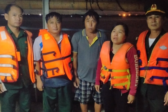 Giải cứu 2 người dân bị chìm xà lan do dông lốc ở TPHCM