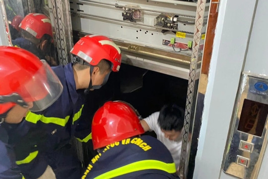 2 vụ mắc kẹt trong thang máy giữa trưa do sự cố về điện