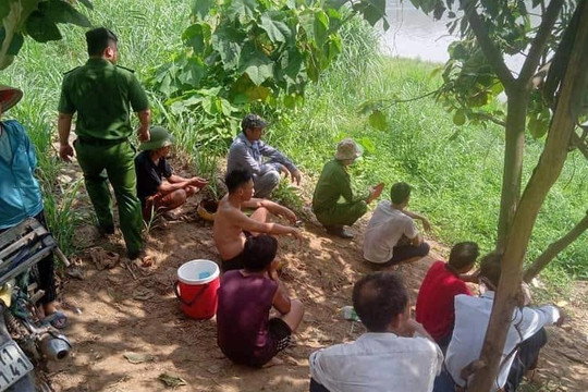 Lào Cai: Tắm sông Hồng giữa trưa nắng, cháu bé 14 tuổi mất tích
