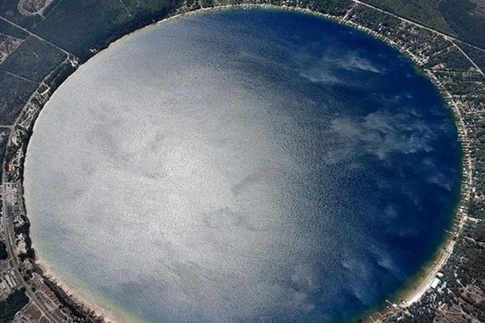 Bí ẩn hồ nước tự nhiên 'tròn như mặt trăng' ở Florida