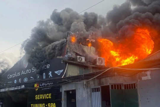 Cháy xưởng nội thất ô tô ở Hà Nội, cột khói bốc cao hàng chục mét
