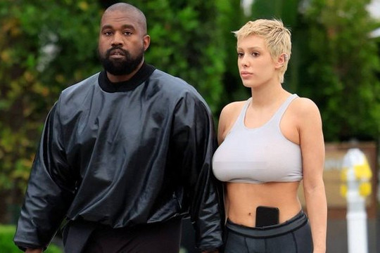 Kanye West và vợ mới lại khiến người hâm mộ hoảng hốt vì trang phục khác thường